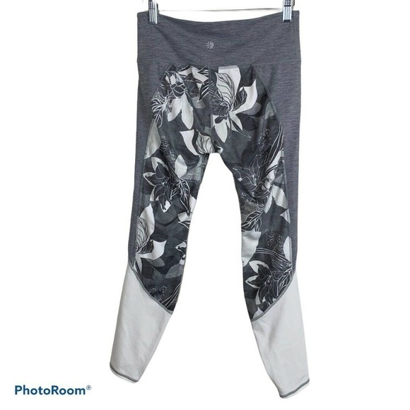 Athleta Gray White Floral Capri‎ Leggings - Picture 4 of 8